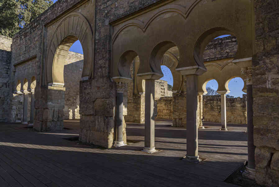 Córdoba - conjunto arqueológico Madinat al-Zahra o ciudad califal de Medina Azahara 06 - Basílica superior.jpg